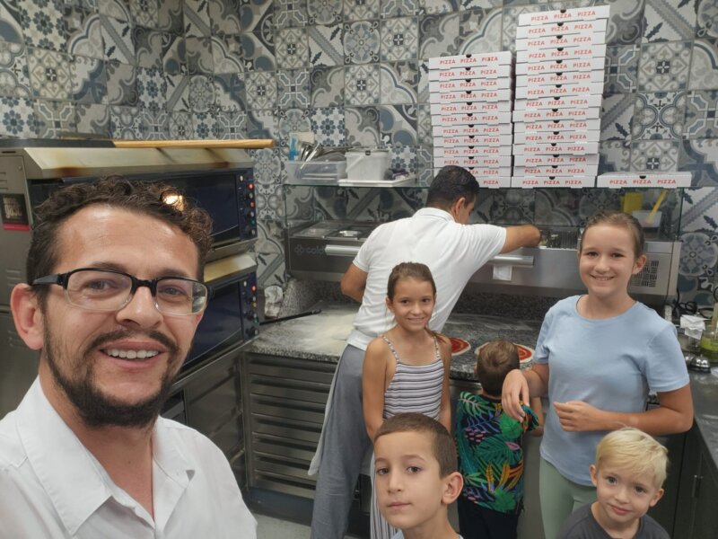 Pizzabacken mit Armend Arifi in der Pizzeria Trenta und 40 Kindern